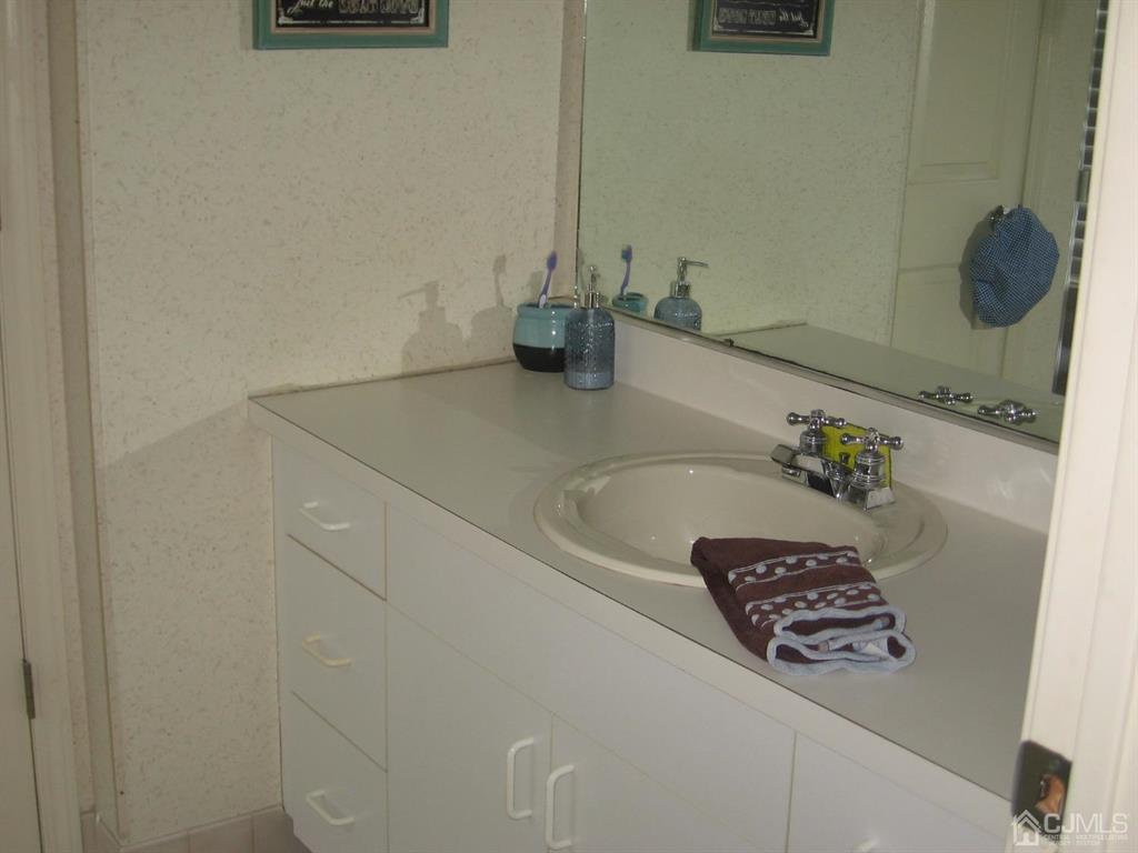 1708 Ridgeview Court Sayreville, NJ 08859 - Photo 21 of 24 a bathroom with a bathtub