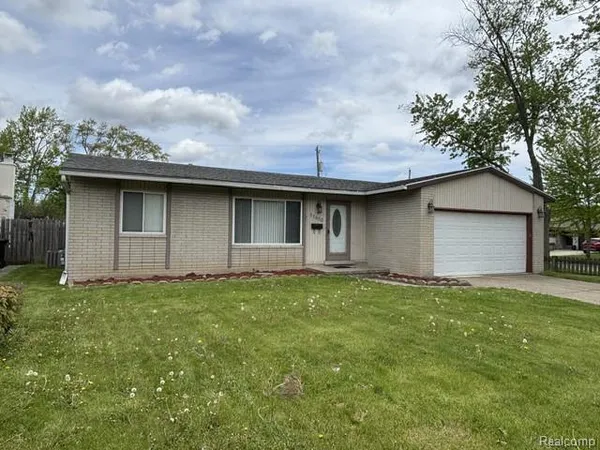 $2,100 | 11853 Plumbrook Road, Sterling Heights, MI 48312