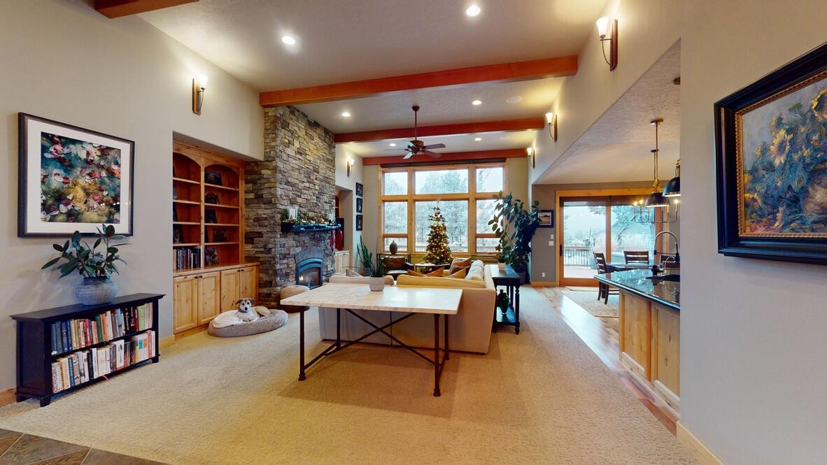 17686 Mountain View Road Sisters, OR 97759 - Photo 8 of 37 Great Room
