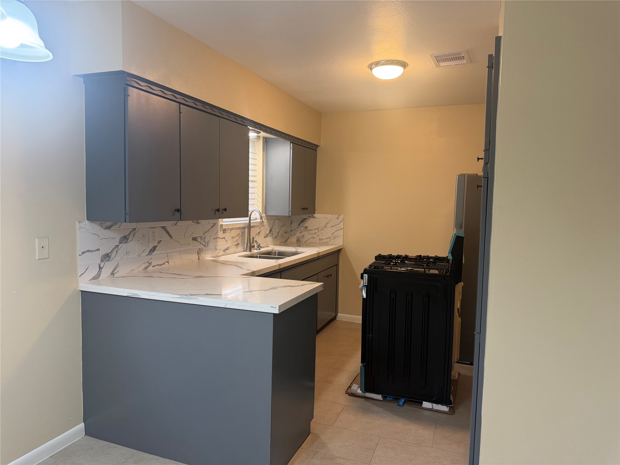 7335 Tanager Street Houston, TX 77074 - Photo 5 of 15