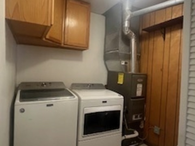 1581 South 4th Avenue Kankakee, IL 60901 - Photo 10 of 18 a utility room with dryer and washer