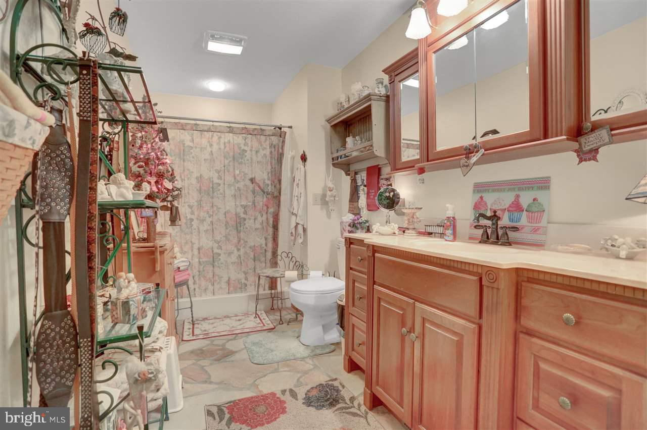 929 Hillview Road York, PA 17406 - Photo 29 of 36