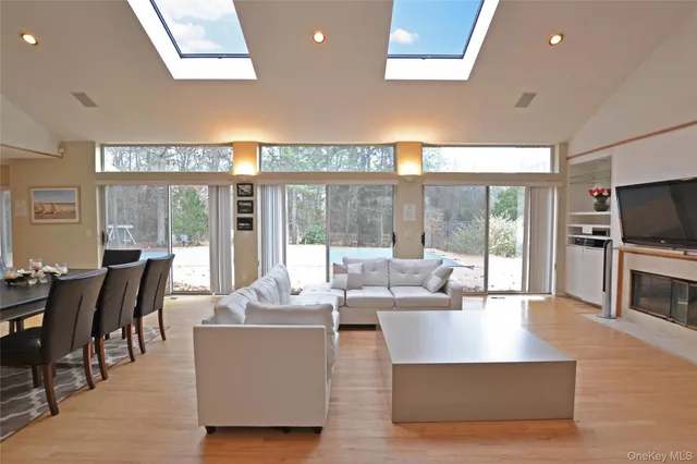 $1,399,000 | 10 Jeffrey Lane, East Quogue, NY 11942