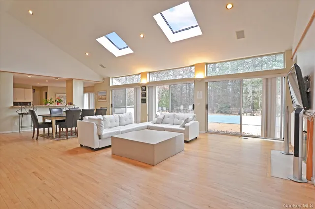 $1,399,000 | 10 Jeffrey Lane, East Quogue, NY 11942