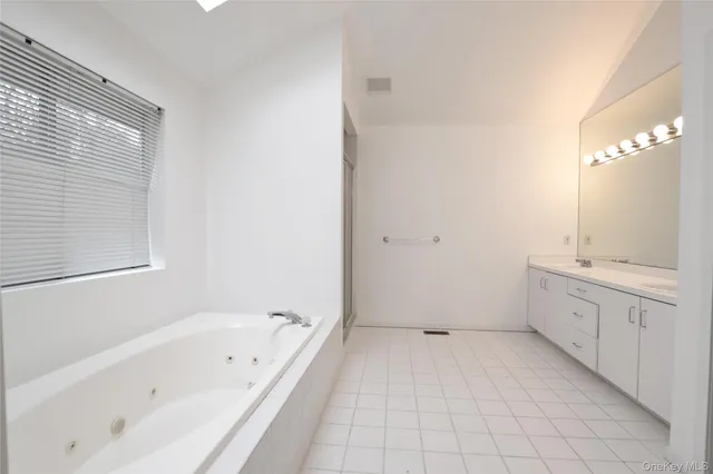 $1,399,000 | 10 Jeffrey Lane, East Quogue, NY 11942