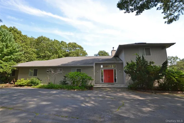 $1,399,000 | 10 Jeffrey Lane, East Quogue, NY 11942