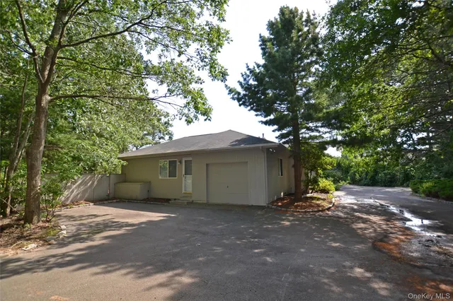 $1,399,000 | 10 Jeffrey Lane, East Quogue, NY 11942