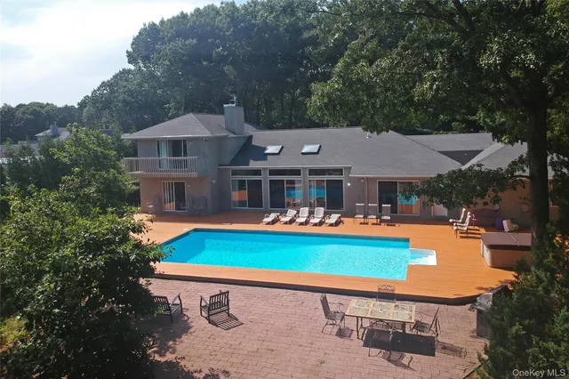 $1,399,000 | 10 Jeffrey Lane, East Quogue, NY 11942