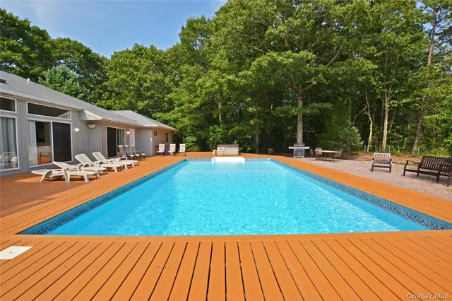 $1,399,000 | 10 Jeffrey Lane, East Quogue, NY 11942