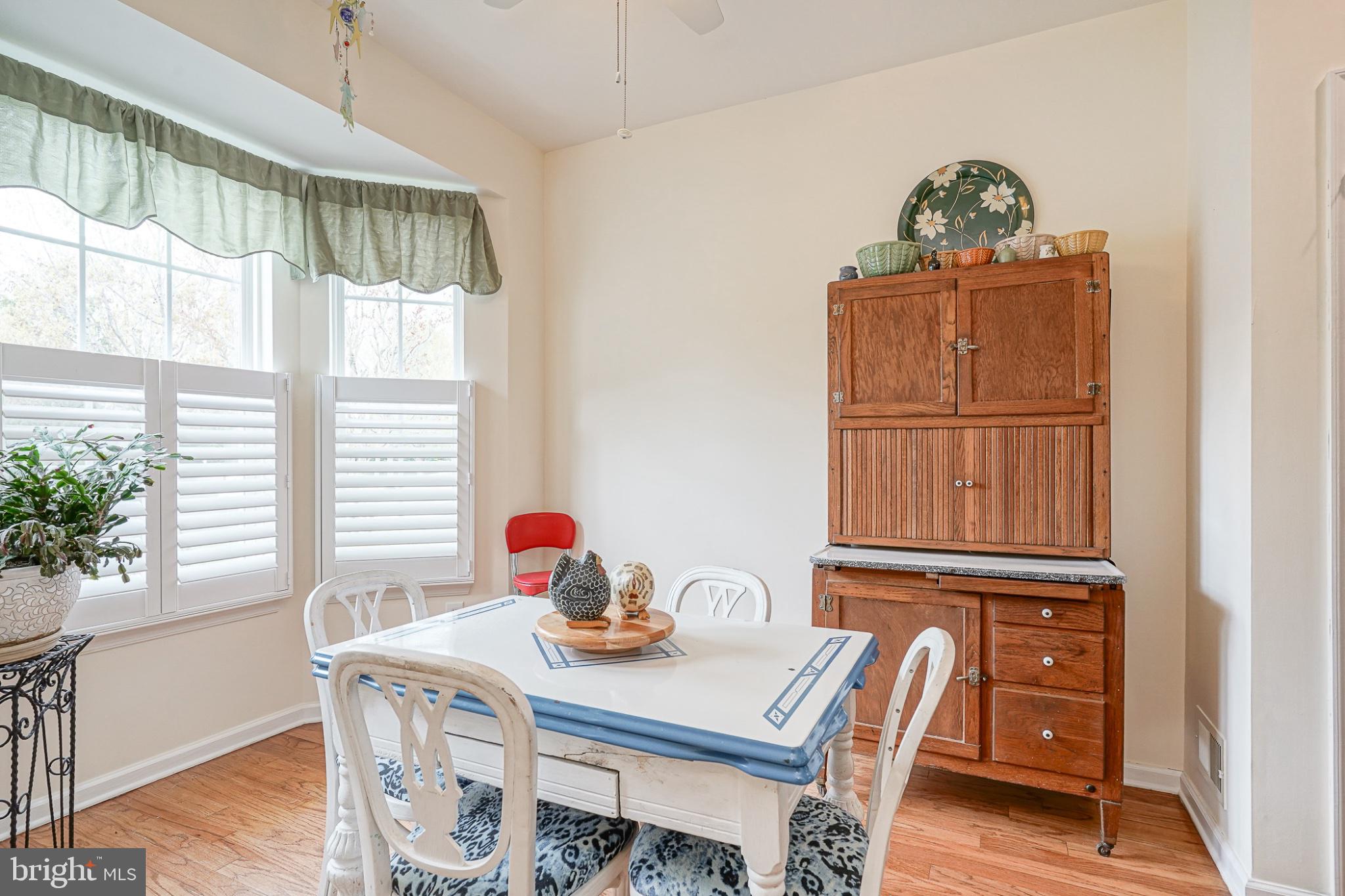 213 Limerick Street Absecon, NJ 08205 - Photo 5 of 39 Charming dining nook with natural light.
