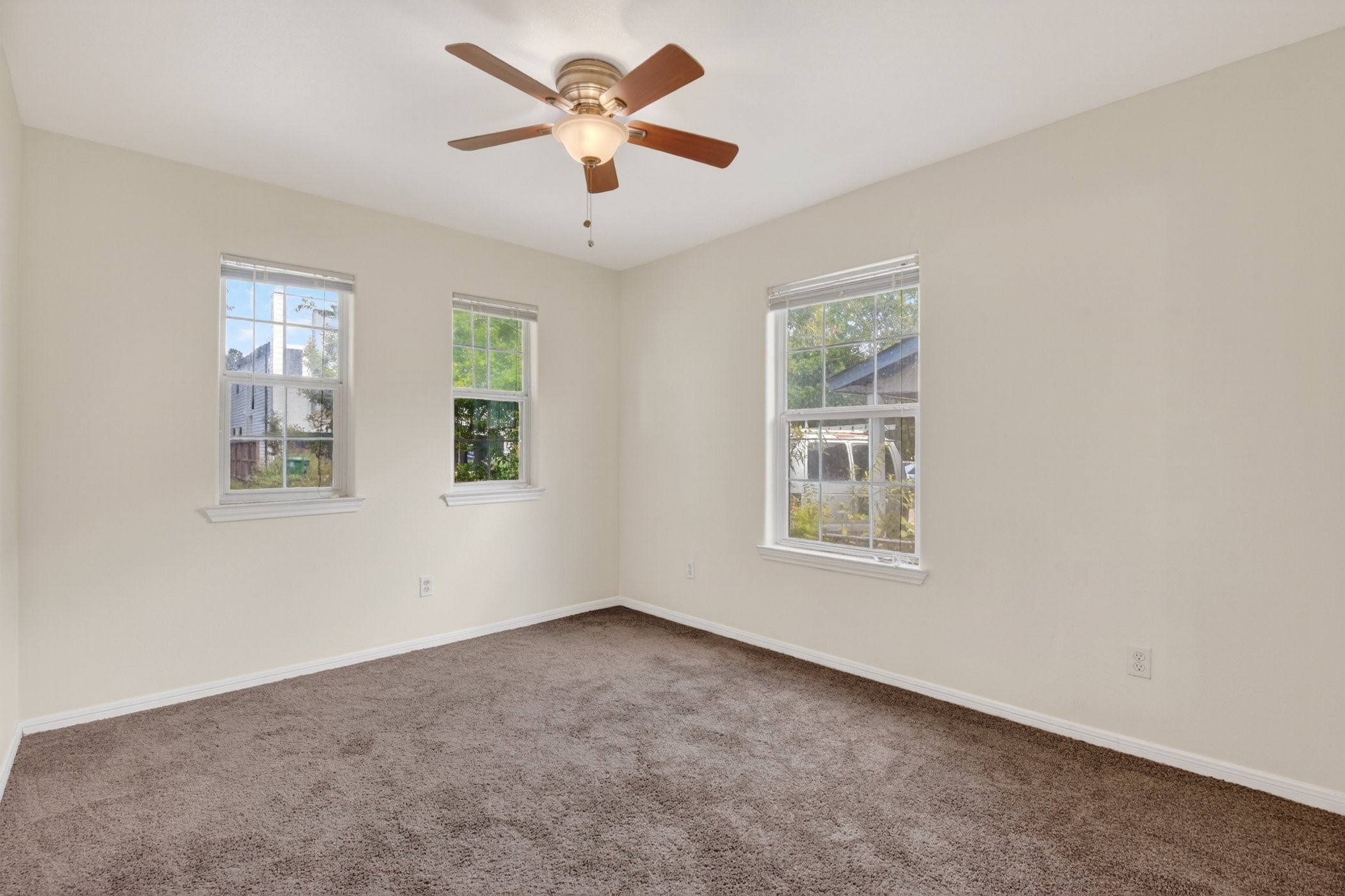 7013 St Augustine Street Houston, TX 77021 - Photo 23 of 35 an empty room with windows and ceiling fan