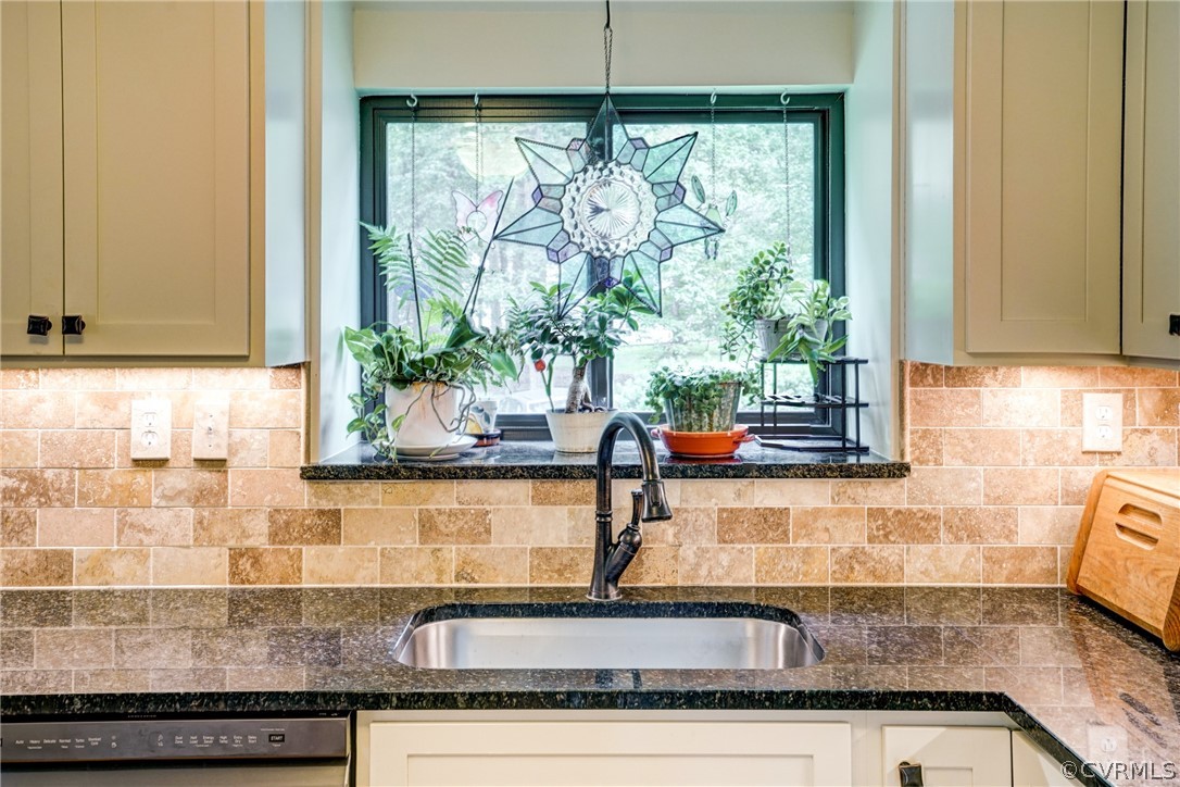 6 Broad Run Road Manakin-Sabot, VA 23103 - Photo 41 of 47 Beautiful new backsplash & granite windowsill