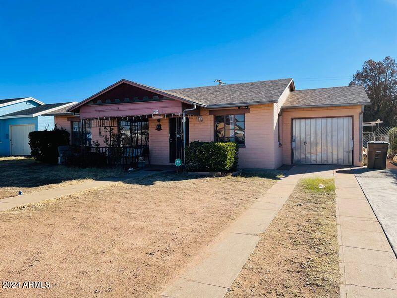 1517 East 9th Street Douglas, AZ 85607 - Photo 2 of 16 a front view of a house with a yard