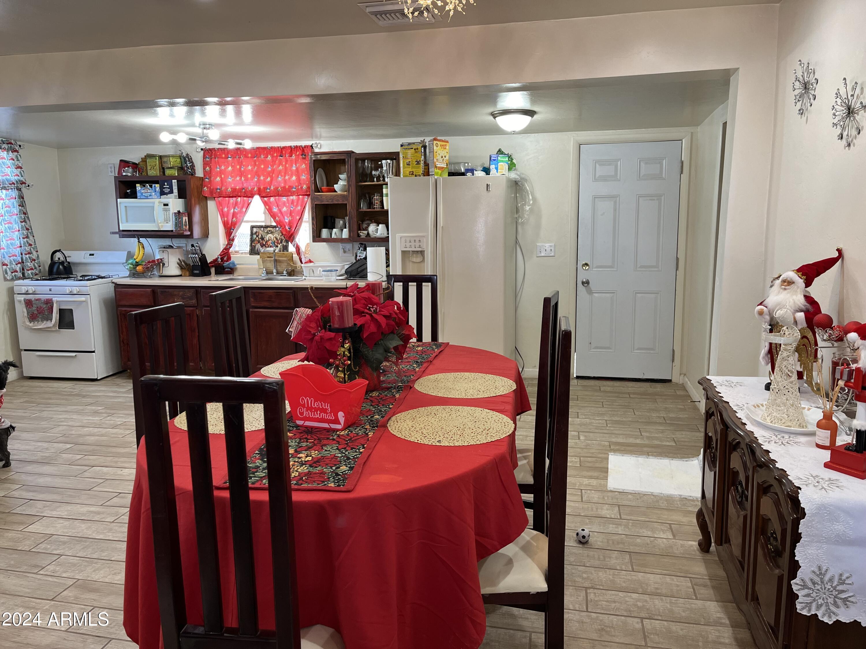 1517 East 9th Street Douglas, AZ 85607 - Photo 8 of 16 a very nice looking room with many windows