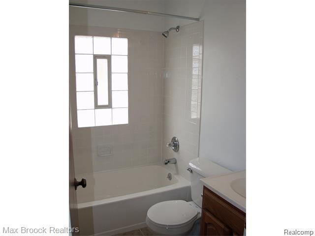 21711 Middlebelt Road Farmington Hills, MI 48336 - Photo 8 of 10