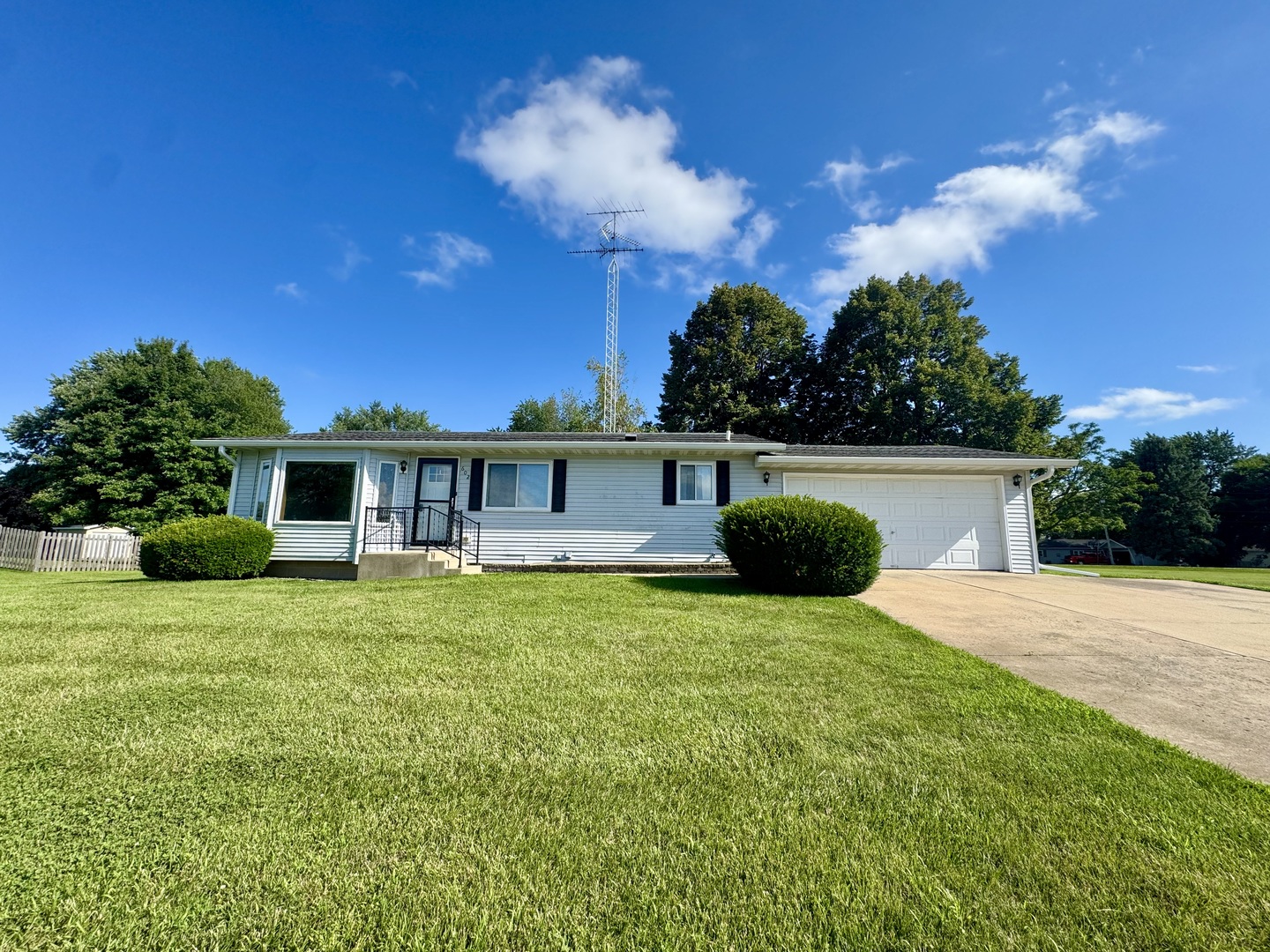 a view of a house with backyard and garden