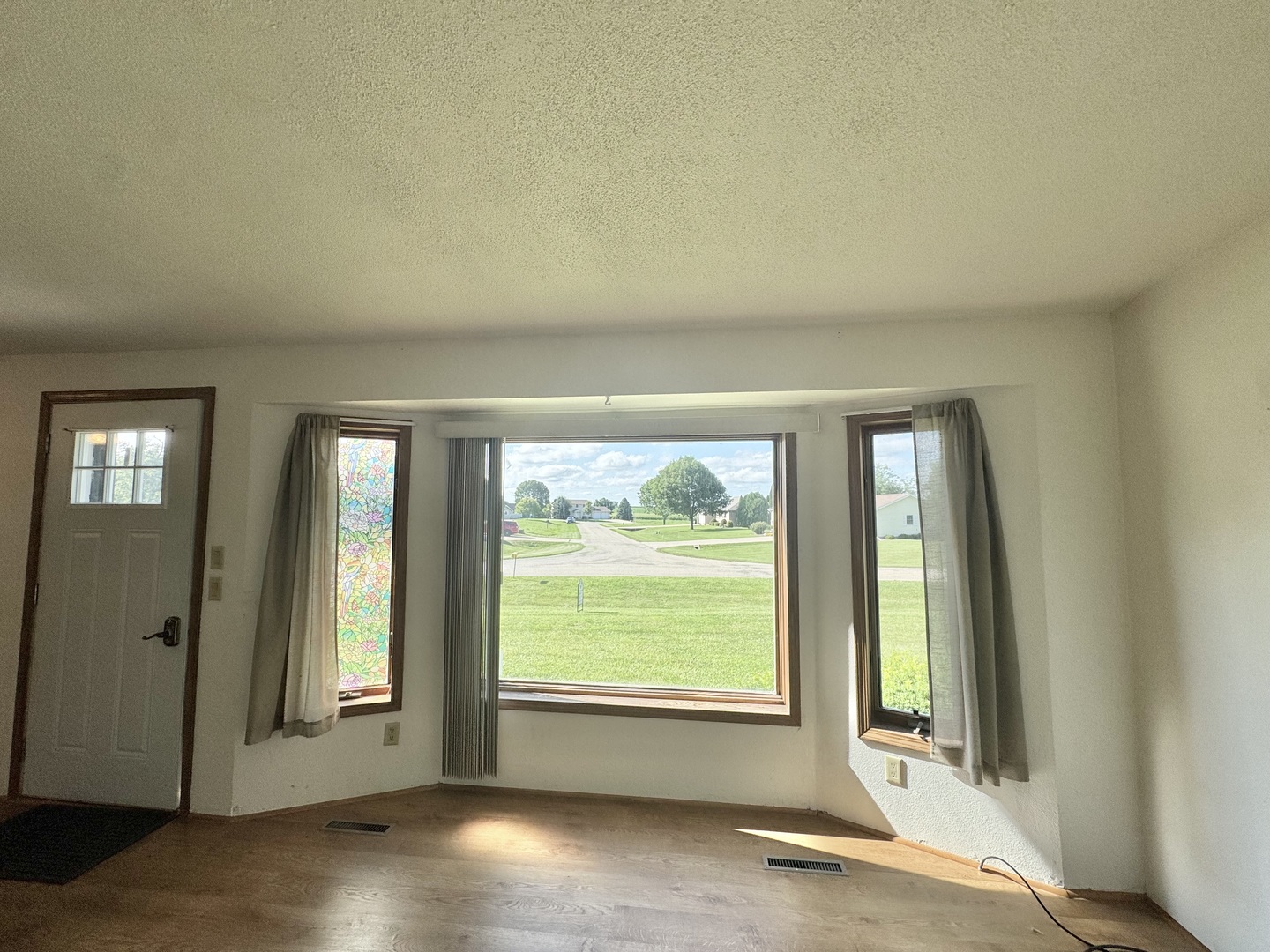 602 East Cherry Avenue Cherry, IL 61317 - Photo 9 of 21 an empty room with windows