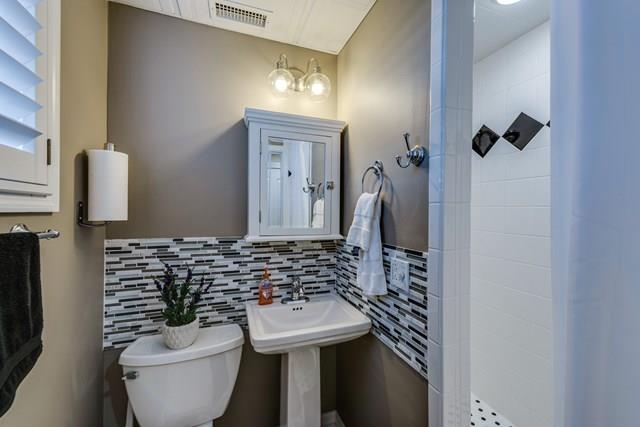 11775 Fox Hill Road Baxter, TN 38544 - Photo 12 of 19 a bathroom with a sink toilet and shower