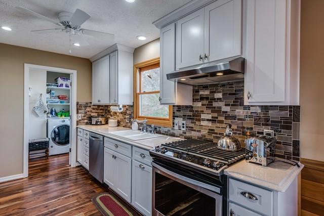 11775 Fox Hill Road Baxter, TN 38544 - Photo 5 of 19 a kitchen with a stove and a cabinets