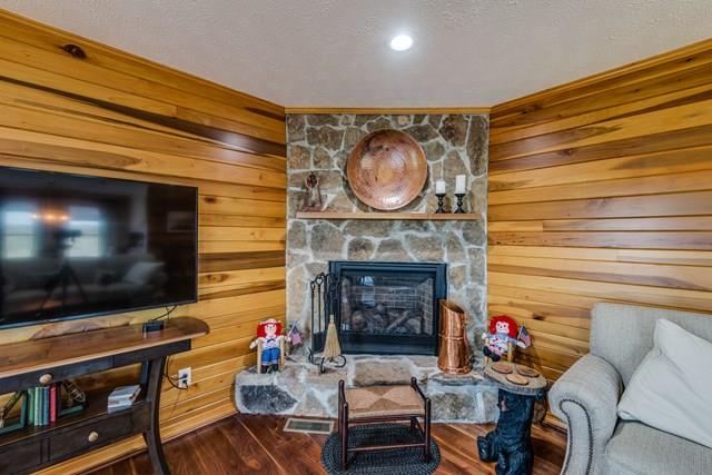 11775 Fox Hill Road Baxter, TN 38544 - Photo 7 of 19 a living room with furniture and a flat screen tv
