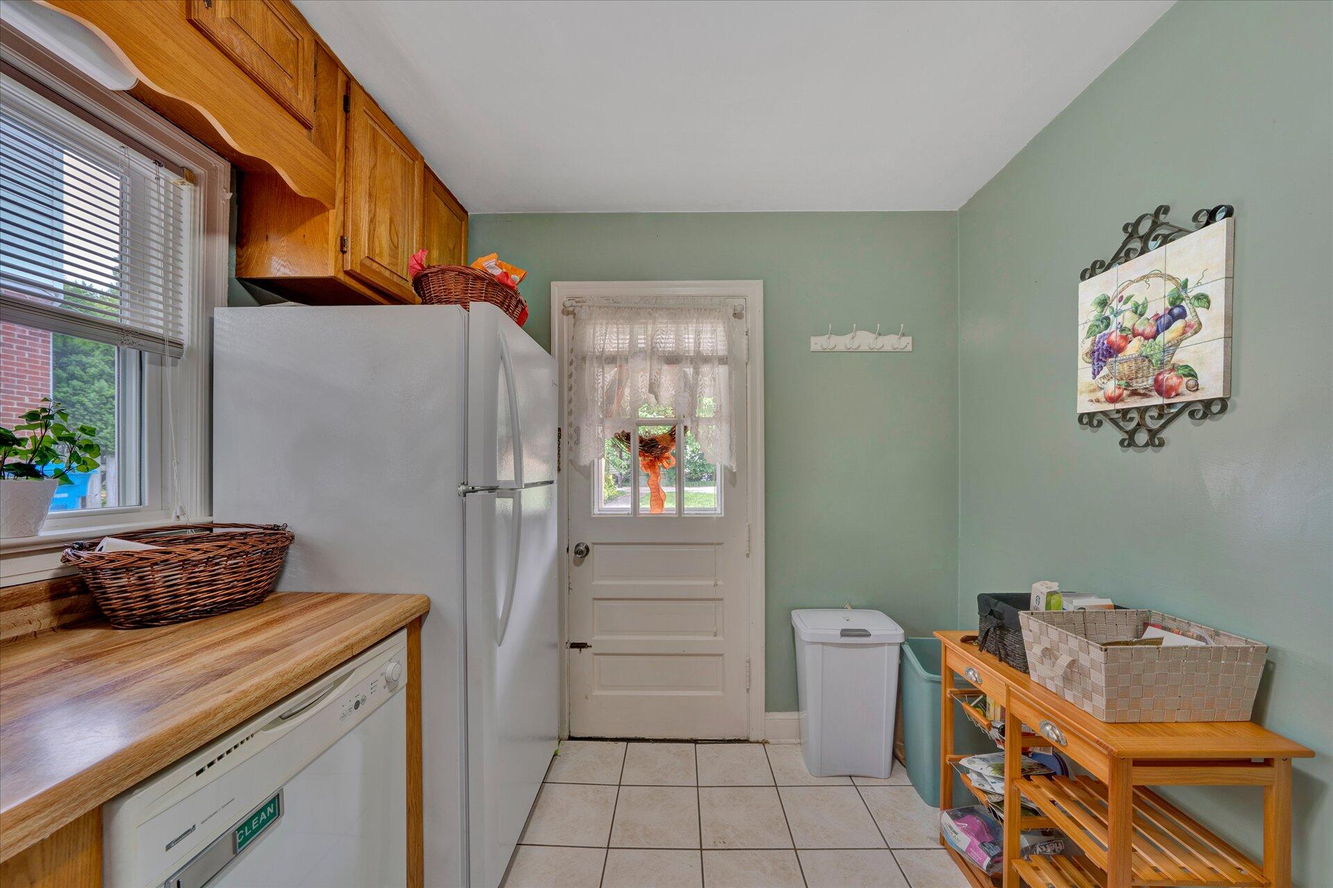 2443 Lofton Road Southwest Roanoke, VA 24015 - Photo 11 of 28 11-DSC00127