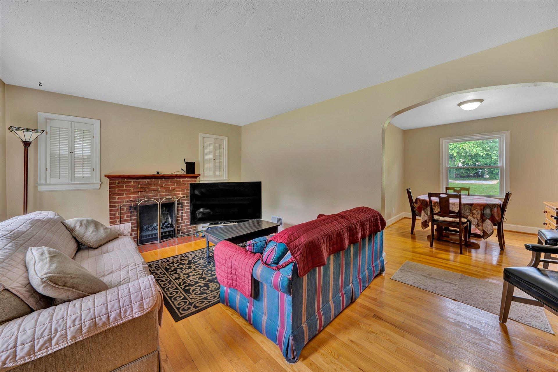 2443 Lofton Road Southwest Roanoke, VA 24015 - Photo 4 of 28 04-DSC00112