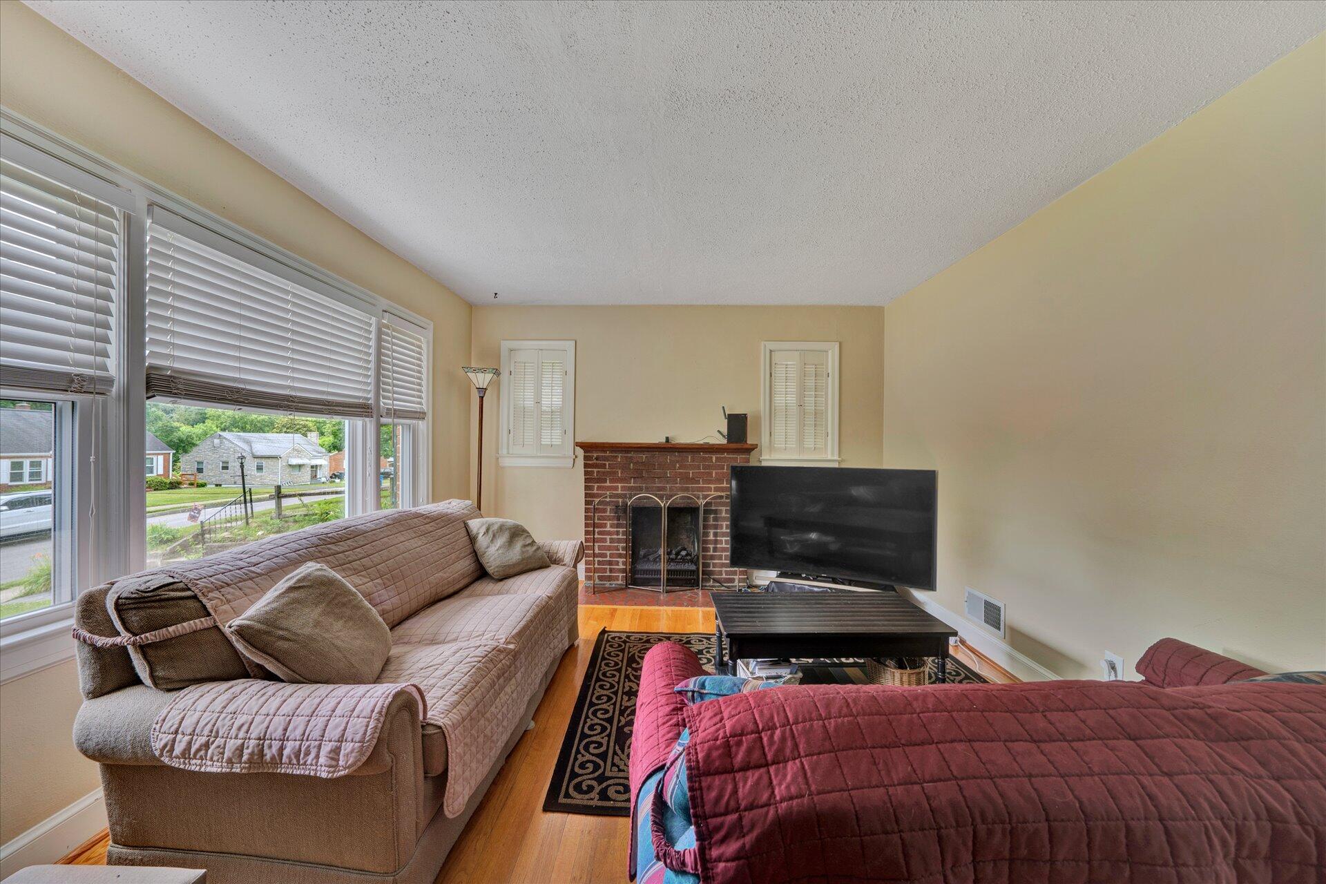 2443 Lofton Road Southwest Roanoke, VA 24015 - Photo 5 of 28 05-DSC00115