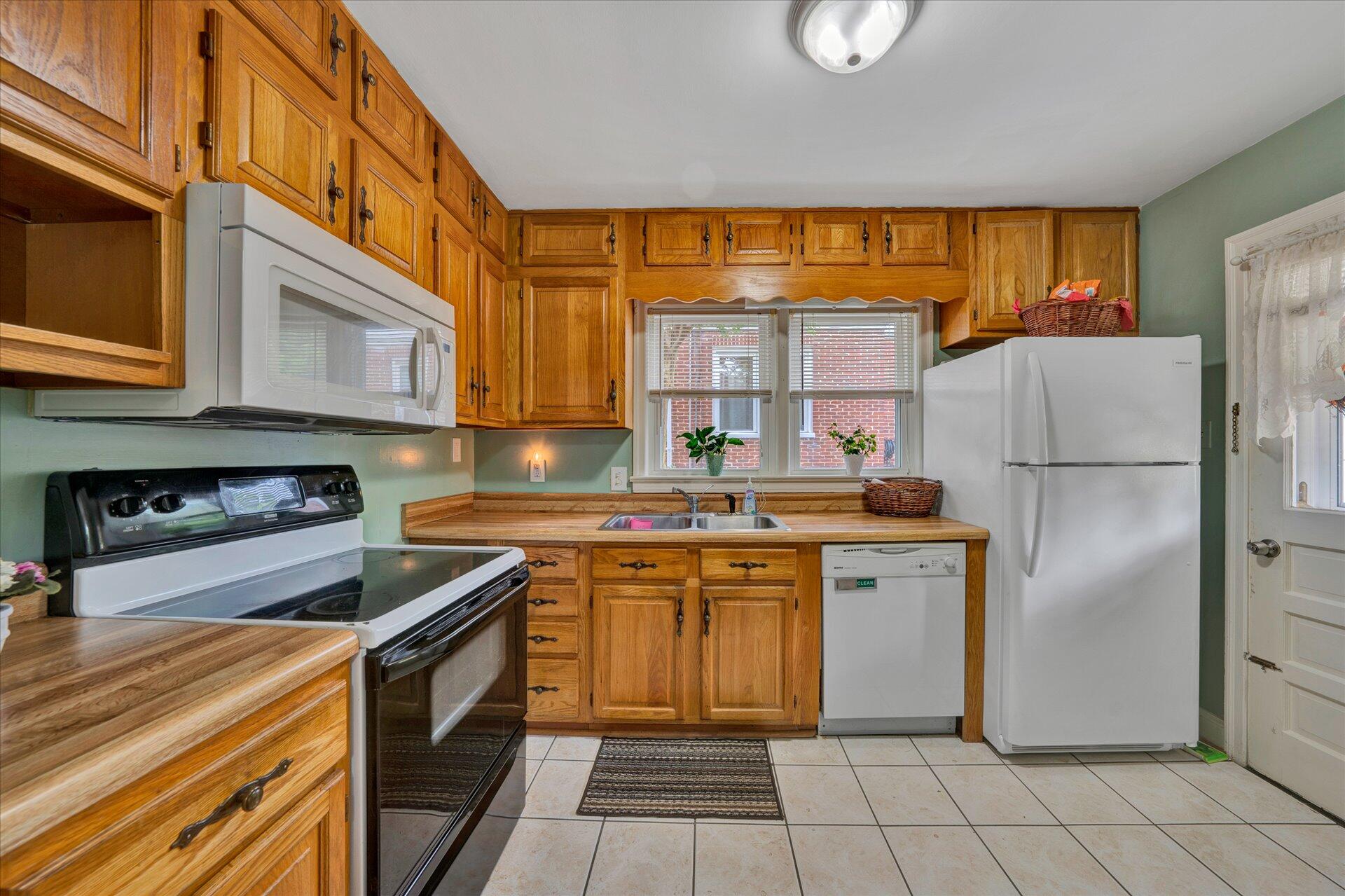 2443 Lofton Road Southwest Roanoke, VA 24015 - Photo 9 of 28 09-DSC00124