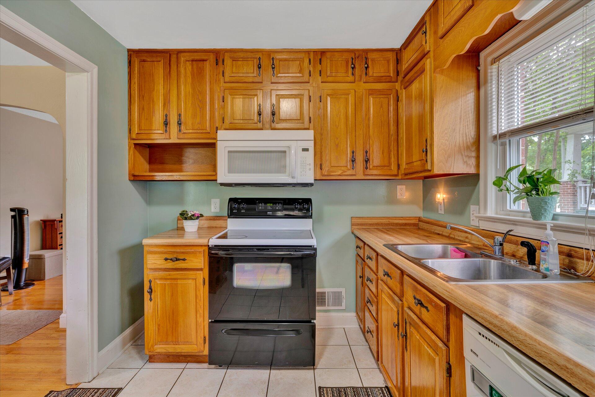 2443 Lofton Road Southwest Roanoke, VA 24015 - Photo 10 of 28 10-DSC00130
