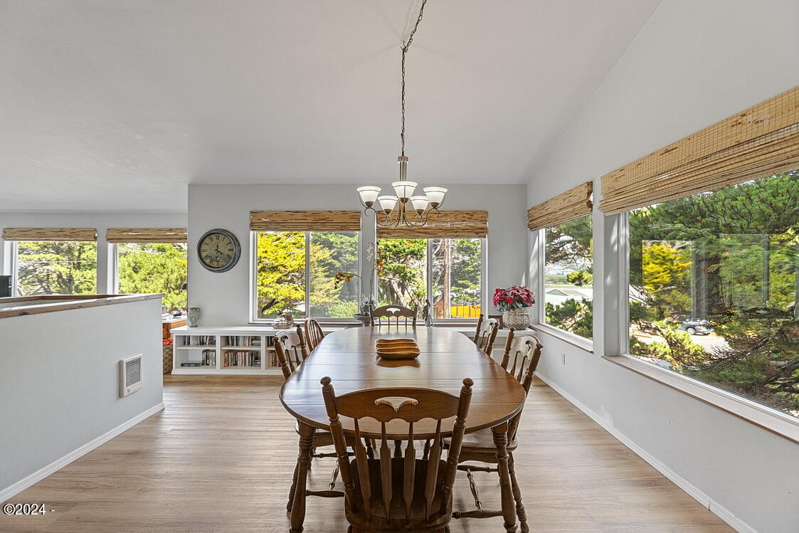 154 Shell Street Yachats, OR 97498 - Photo 27 of 57 Dining Upstairs