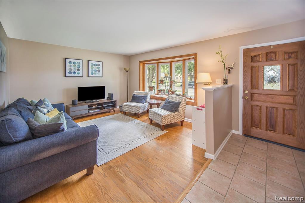533 Meadow Lane Rochester, MI 48307 - Photo 4 of 35