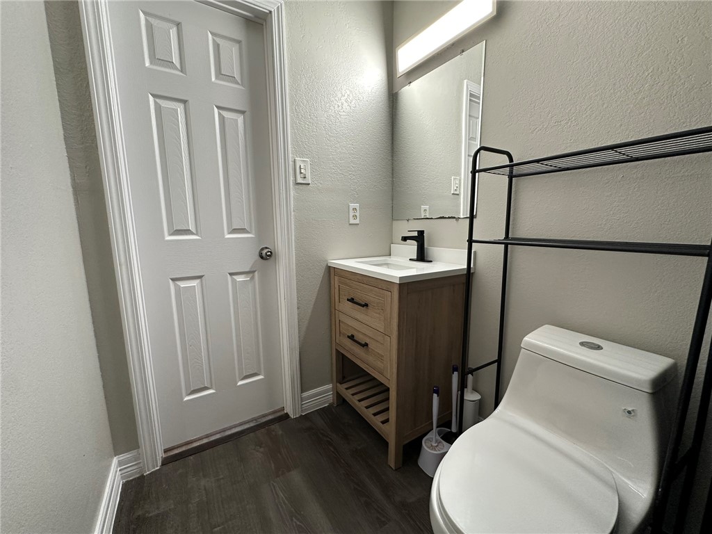 3152 Meadow Lane Robstown, TX 78380 - Photo 33 of 40 a bathroom with a toilet sink and tub