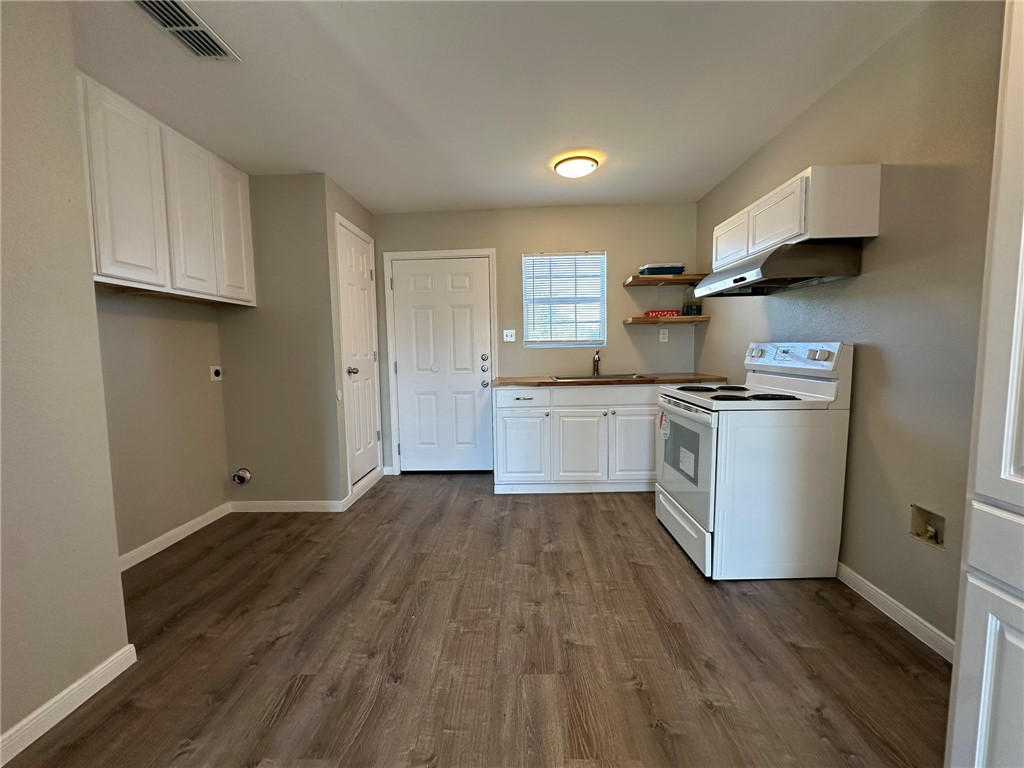 3152 Meadow Lane Robstown, TX 78380 - Photo 7 of 40 a kitchen with granite countertop a sink and a stove top oven