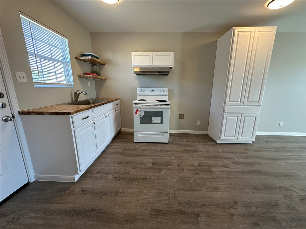 3152 Meadow Lane Robstown, TX 78380 - Photo 9 of 40 a kitchen with granite countertop a sink a stove and cabinets