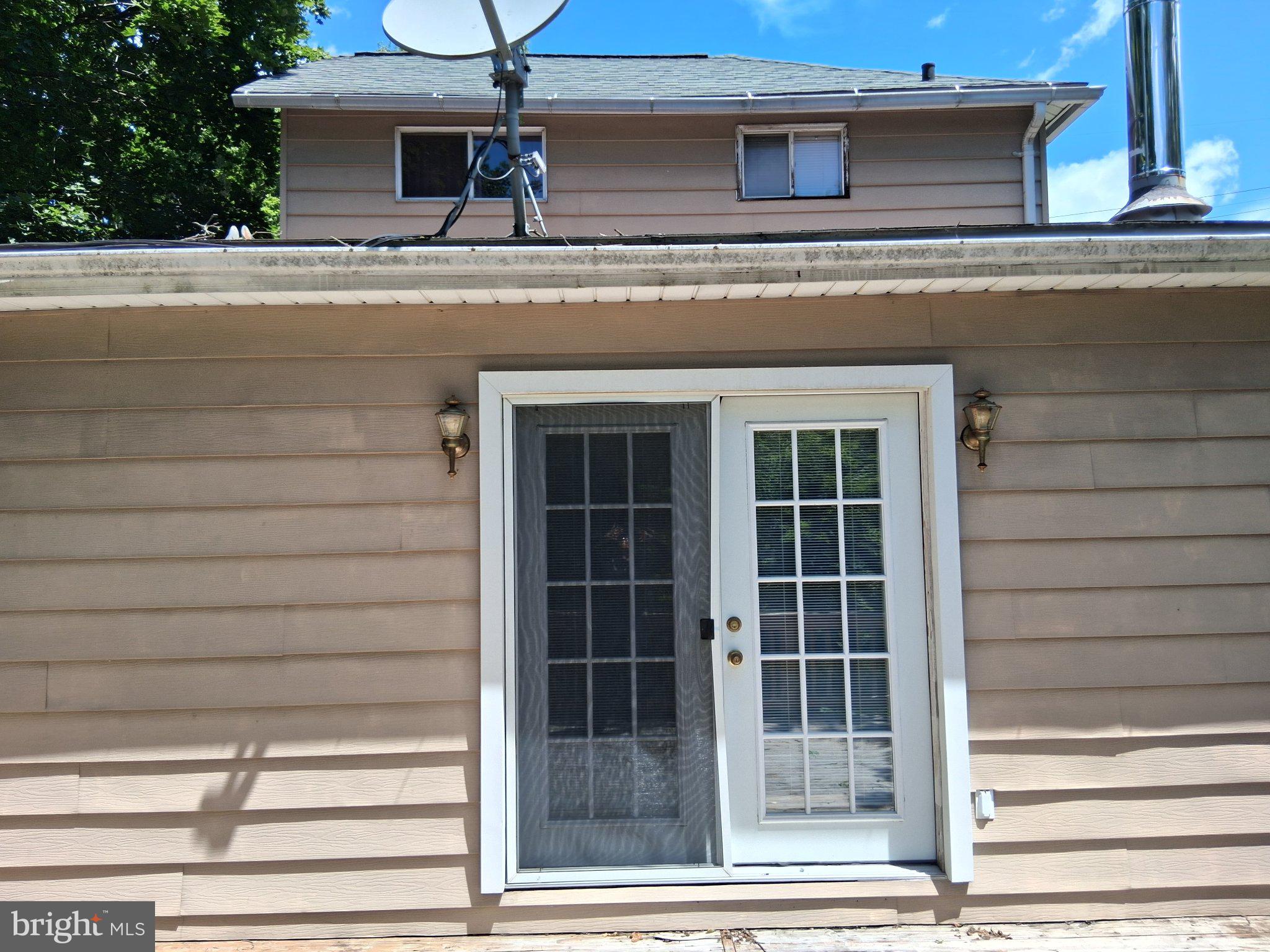 265 View Street Johnstown, PA 15902 - Photo 25 of 66 Charming entryway with natural light.