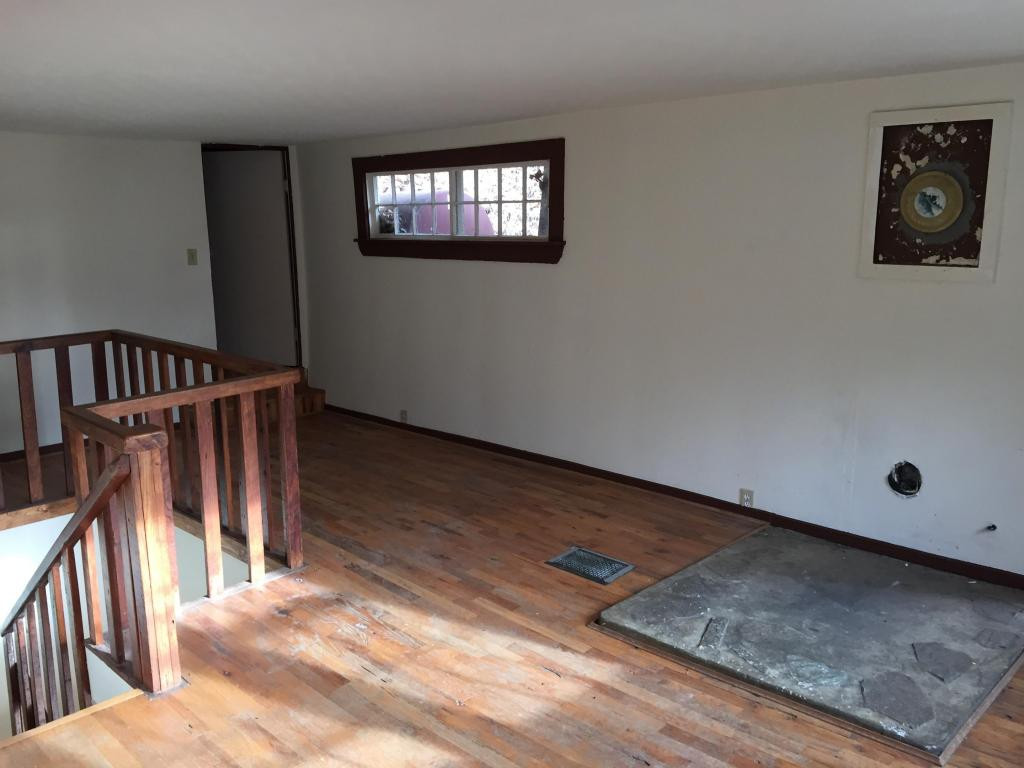 1221 Spivey Mountain Road Erwin, TN 37650 - Photo 2 of 19 Main level living room
