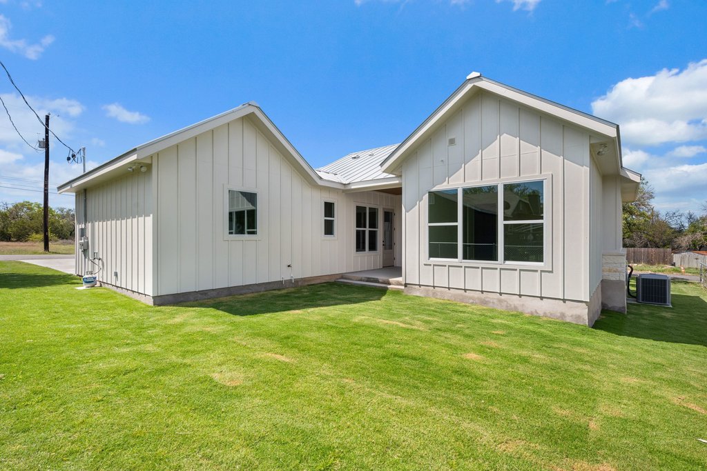 501 Ranchview Drive Johnson City, TX 78636 - Photo 6 of 28 a view of a house with yard