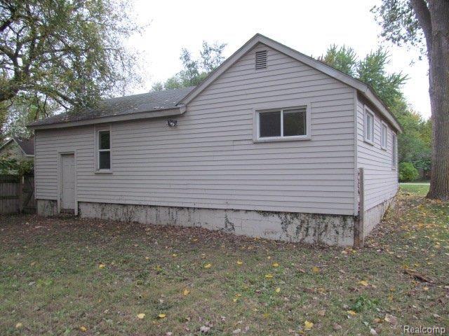 2411 Emmons Avenue Rochester, MI 48307 - Photo 8 of 25 261-914726 (1).JPG