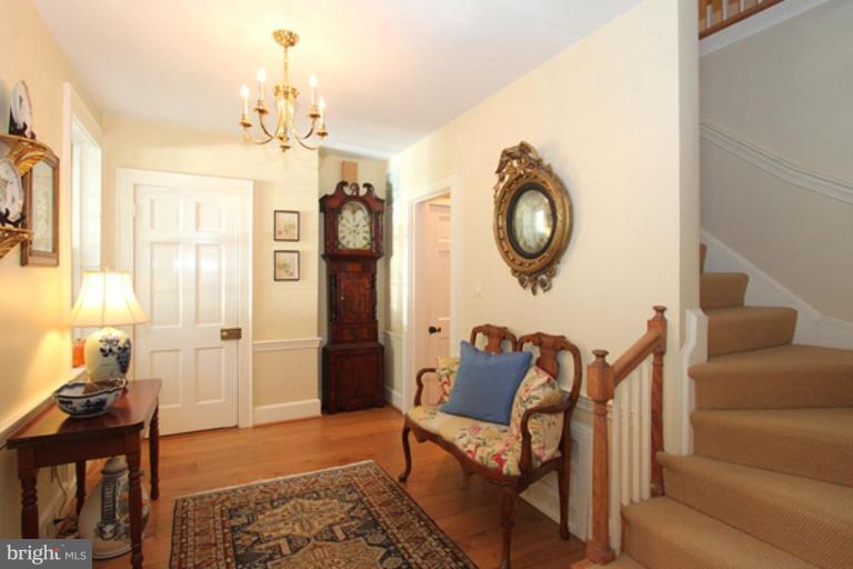 9121 Burning Tree Road Bethesda, MD 20817 - Photo 4 of 20 Entrance / Foyer