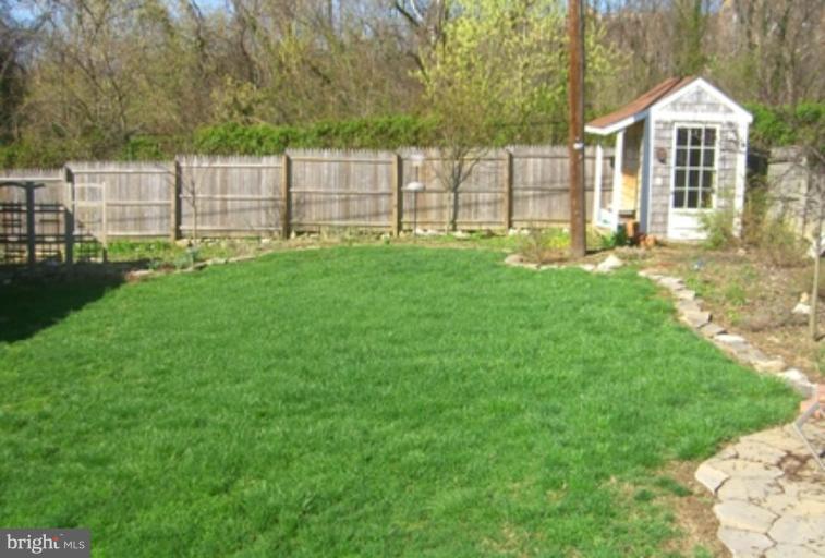 734 Warwick Road Baltimore, MD 21229 - Photo 2 of 15 Back yard