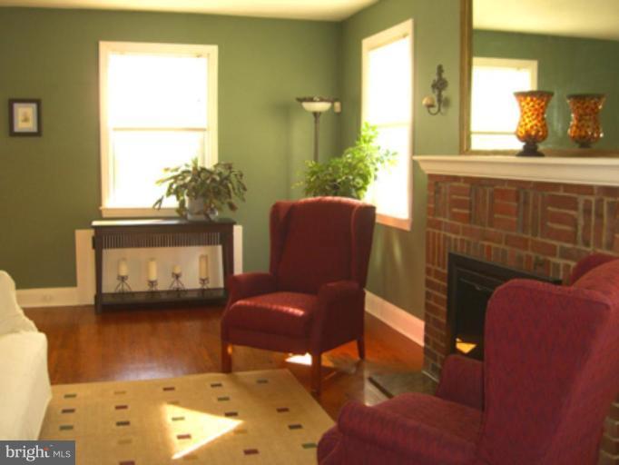734 Warwick Road Baltimore, MD 21229 - Photo 12 of 15 Living Room