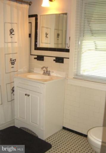 734 Warwick Road Baltimore, MD 21229 - Photo 3 of 15 Bath #1