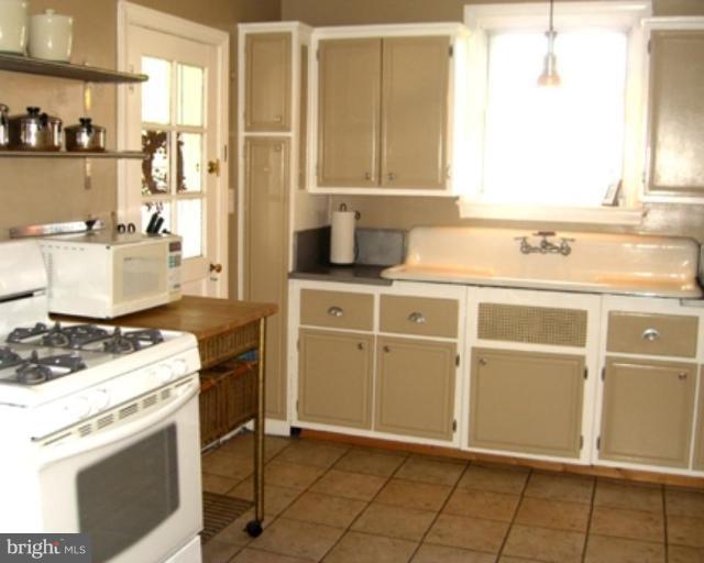 734 Warwick Road Baltimore, MD 21229 - Photo 9 of 15 Kitchen