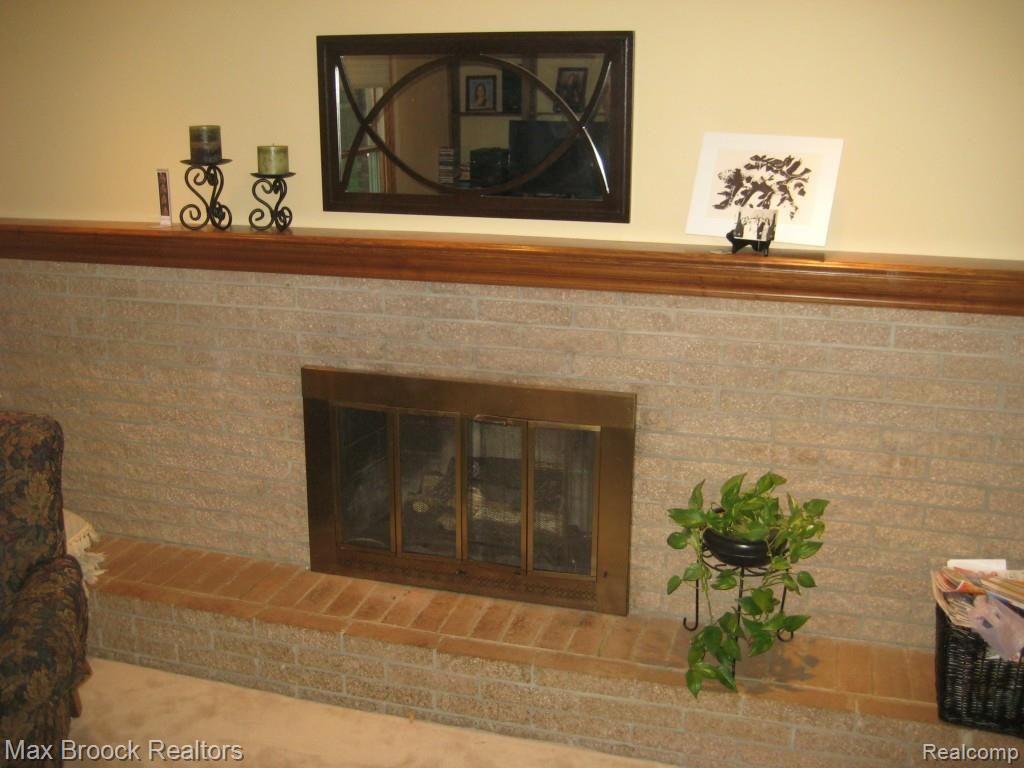 16 Shagbark Drive Rochester, MI 48309 - Photo 15 of 32 FAMILY ROOM GAS FIREPLACE