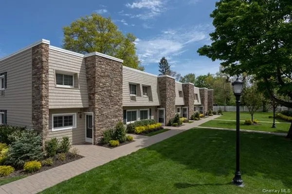 $2,565 | 1314 Smithtown Avenue, Unit 15, Bohemia, NY 11716
