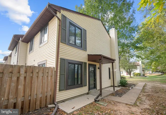 $350,000 | 2549 Fox Ridge Court, Unit 68, Woodbridge, VA 22192