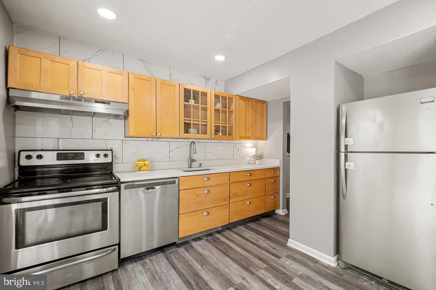 2549 Fox Ridge Court, Unit 68 Woodbridge, VA 22192 - Photo 9 of 33 Updated Eat-In Kitchen