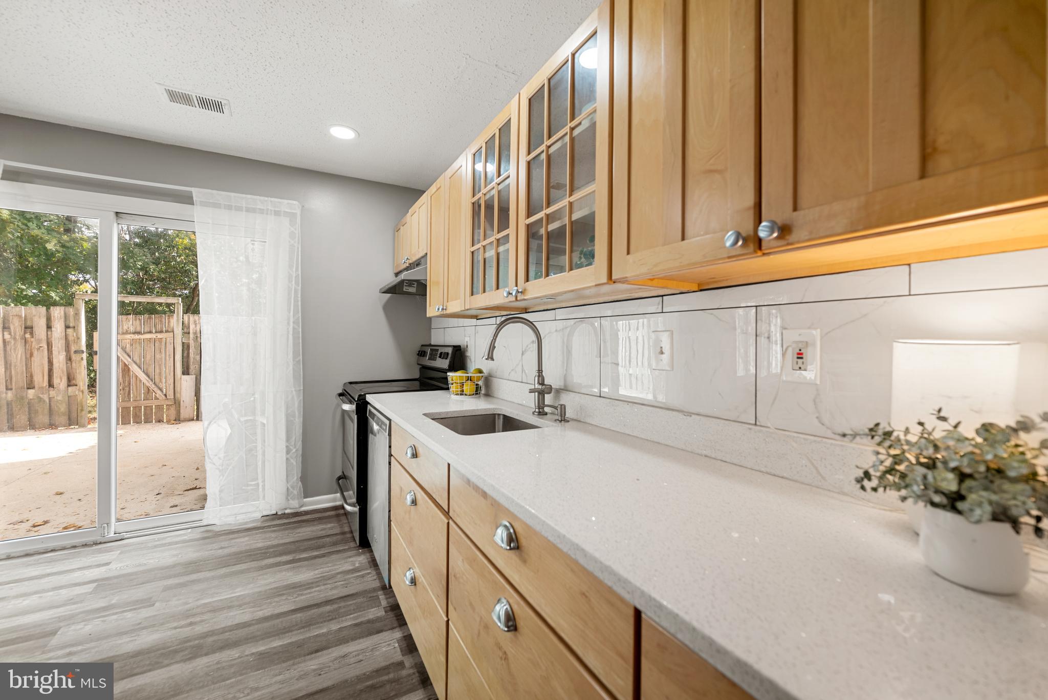 2549 Fox Ridge Court, Unit 68 Woodbridge, VA 22192 - Photo 10 of 33 Updated Eat-In Kitchen