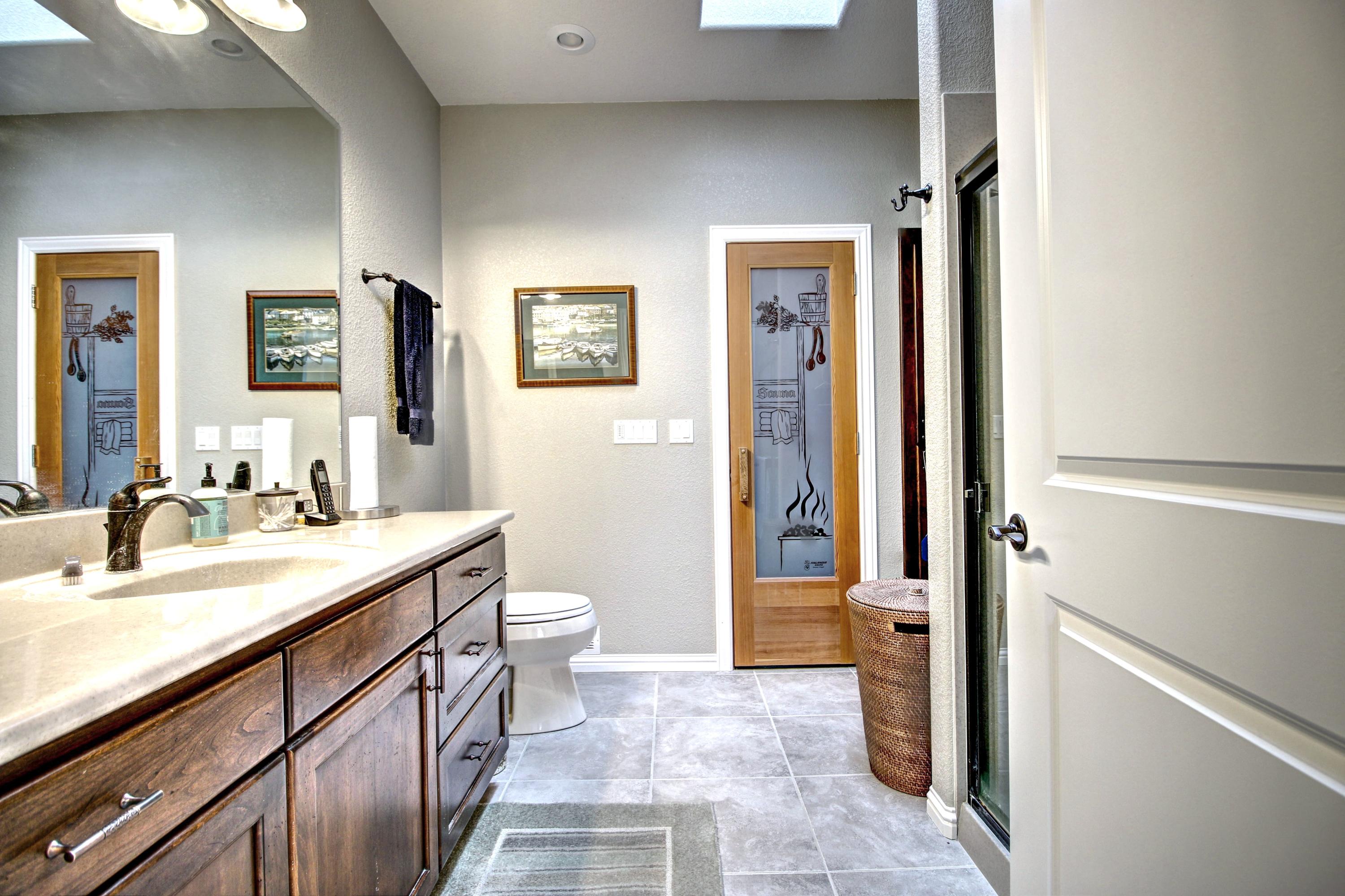 100 Springbrook Drive Grants Pass, OR 97527 - Photo 26 of 57 Bath off Guest bedroom