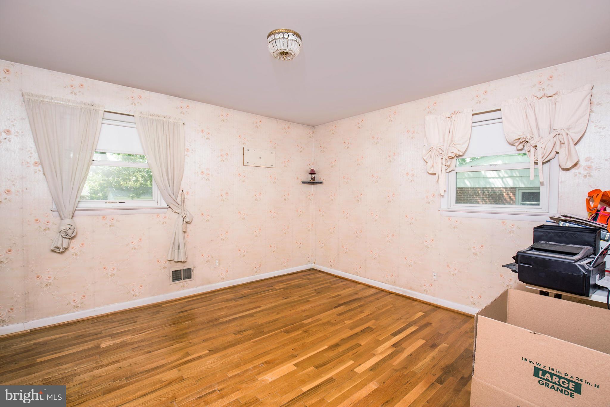 6927 Ruskin Street Springfield, VA 22150 - Photo 11 of 30 Living Room